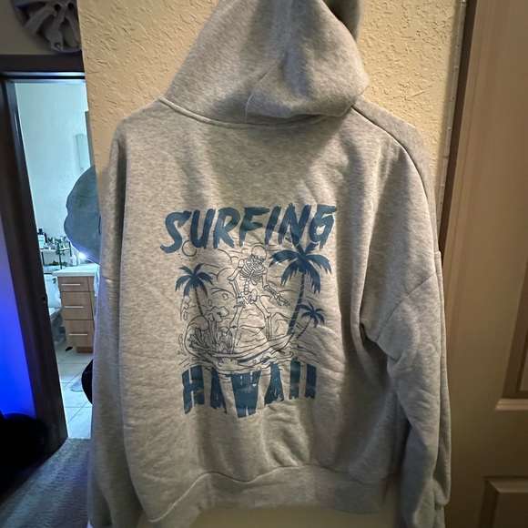 Beachy Zip-Up Grey Hoodie: Soft Inside, Stylish Outside - Picture 3 of 3